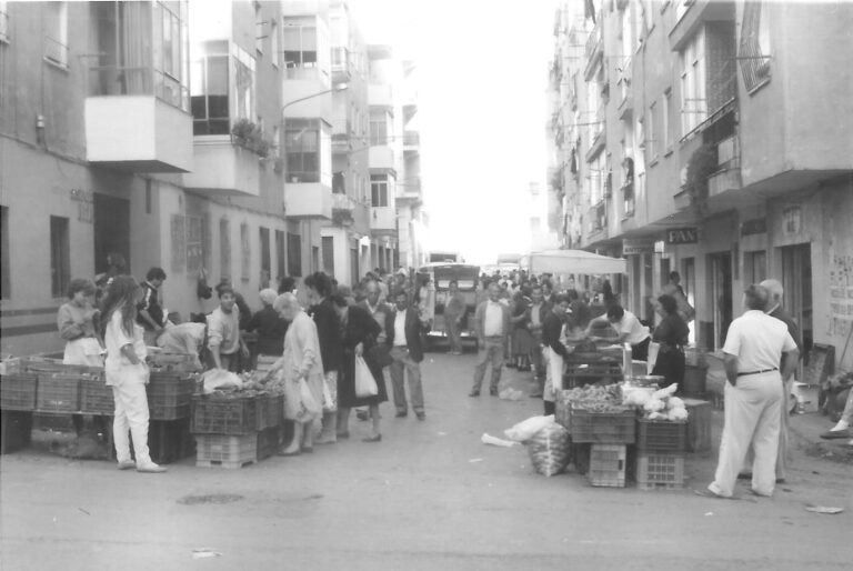 Mercado en la calle Campoverde